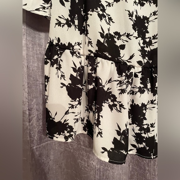 EUC Liberty Love Black/white floral print replum flowy bell sleeve blouse - Picture 4 of 5